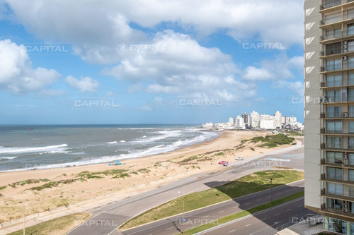 Imagen 3 de 30 de Venta De Amplio Apartamento Sobre Playa Brava Íntegramente Reciclado - Punta Del Este Brava