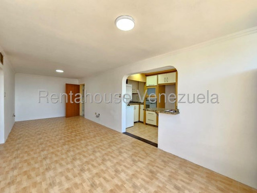 Cómodo Apartamento En Venta Urb. Base Aragua, Maracay, Con Conexión A Pozo, 25-12202 Mv