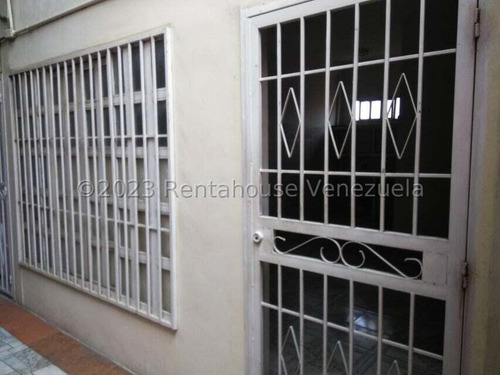Milangie Cartaya De Renta House Te Presenta Un Cómodo Anexo Ubicado En El Este De Barquisimeto, Cuenta Con Estacionamiento Adicional Diagonal A La Residencia, Acceso Muy Fácil Y Opciones De Transporte