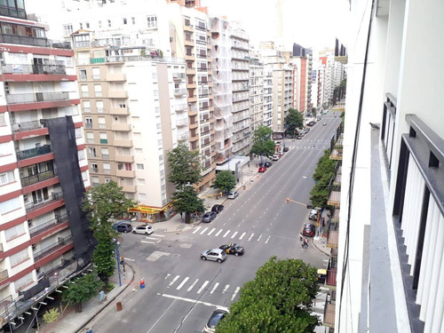 3 Ambientes Con Dependencia De Servicio, A La Calle Con Balcón Saliente