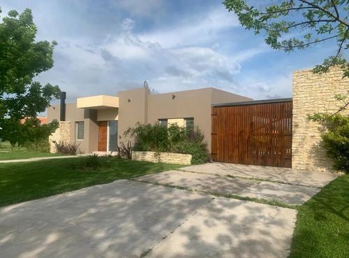 Imagen 1 de 14 de Venta De Casa En Oportunidad Una Sola Planta El Canton - Barrio Golf - Lote Interno