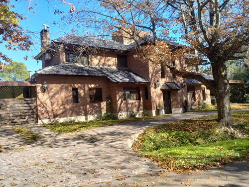 Casa En Excelente Estado, Con Un Lote Al Golf Único De 930 M² Con 40 Mts De Frente
