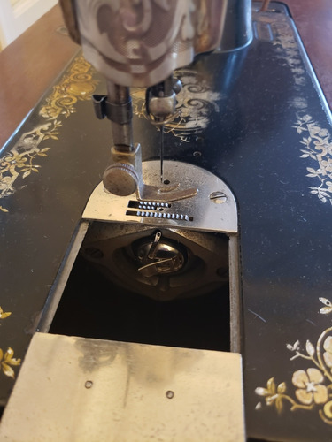 Maquina De Coser Singer Antigua Funciona. Muy Buen Estado