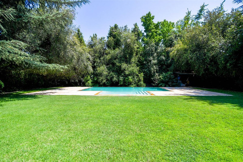 Casa En Venta De 4 Dorm. En Las Condes
