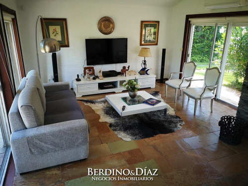 Casa - Lugano Hermoso Chalet En Venta 6 Dormitorios- Ref: 523
