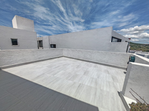 Residencia Semi Nueva Esquina, De Autor Diseño Unico Acabados De Lujo 3niv 3master Suites Una En Pb, Espacios Amplios, Iluminada, Doble Altura, Delante De Ikani Garantia De Inversion.