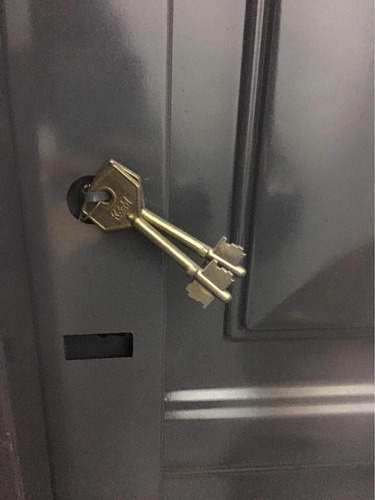 Imagen 3 de 4 de Puerta Chapa 80x200 Punta Diamante Con 1/2 Postigo De Abrir