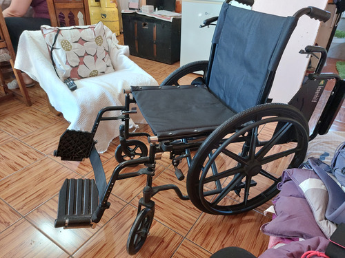 Vendo Silla De Ruedas Color Negro Solo Un Uso Como Nueva 