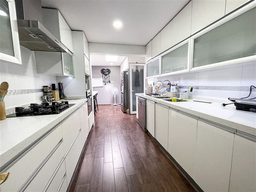 Casa En Venta De 4 Dorm. En Lo Barnechea