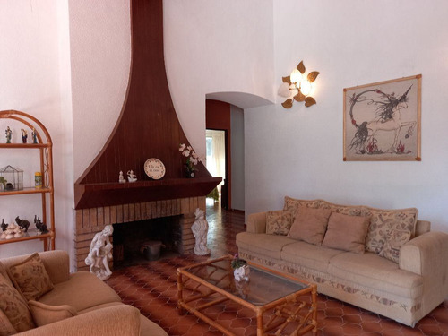 Casa Sola En Lomas De Atzingo, Cuernavaca, Morelos - Ber-1024-cs*