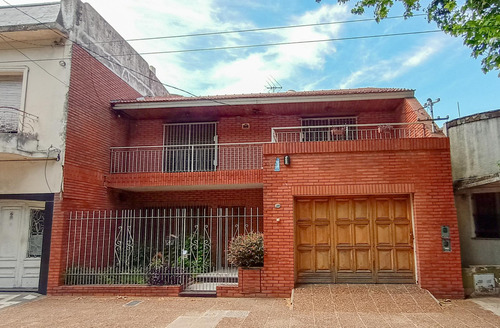 Venta Casa En Lanús Oeste 4 Ambientes Con Garaje Y Fondo Libre A 2 Cuadras De Av. H. Yrigoyen