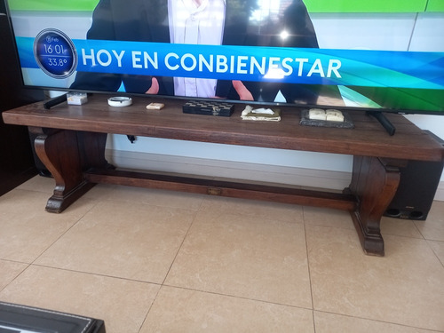 Banco De Madera Maciza Y Antigua. Para Aprovechar. Madera Marrón