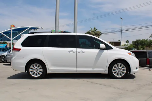 Toyota Sienna Minivan 2013