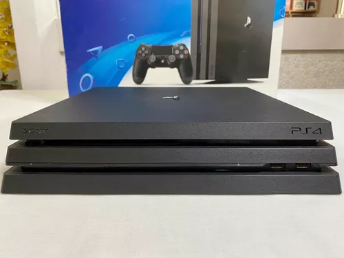 Duas caixas de PS4 pro branco e preto