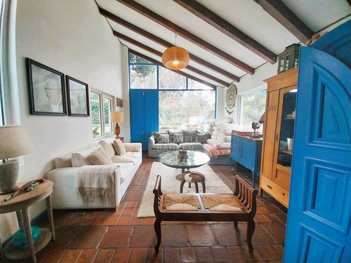 Estilo Colonial Con Gran Terreno Y Lindas Vistas