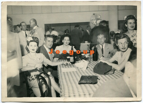 Antigua Foto Hombres Y Mujeres De Fiesta Bebiendo 1944