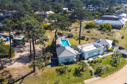 Venta De Casa 5 Dormitorios En Pinar Del Faro José Ignacio Con Gran Jardin Parquizado (pfi7)