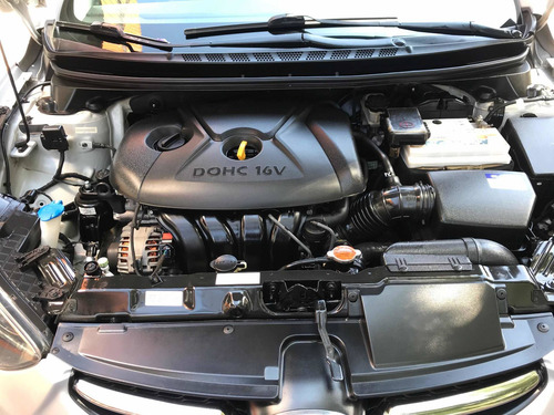 Imagem 10 de 12 de Hyundai Elantra 2012 1.8 16v Gls Aut. 4p