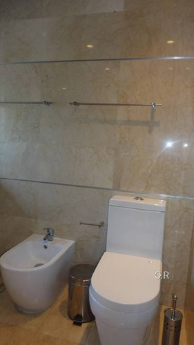 Imagen 23 de 30 de Leal Pérez Vende Majestuosa Casa En Urbanización Guataparo Con Piscina