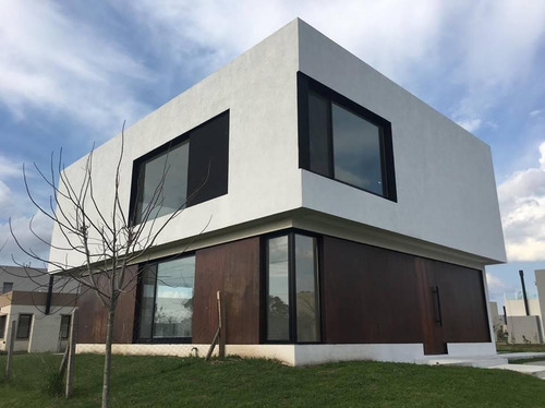 Venta. Casa 3 Dormitorios Con Dependencia Y Escritorio, Tipas Nordelta