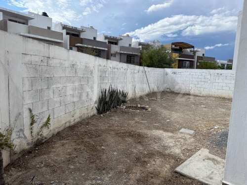 Casa En Renta De 3 Niveles En Esquina, Valle La Rioja, Apodaca, Nuevo León