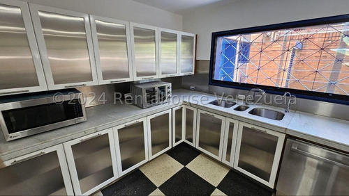 En Venta Impresionante Casa Ubicada En La Urbanización La Floresta 24-27529