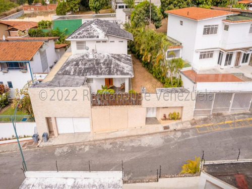 Venta De Casa Remodelada En Urb. Prados Del Este Mls #23-26069 Mnh