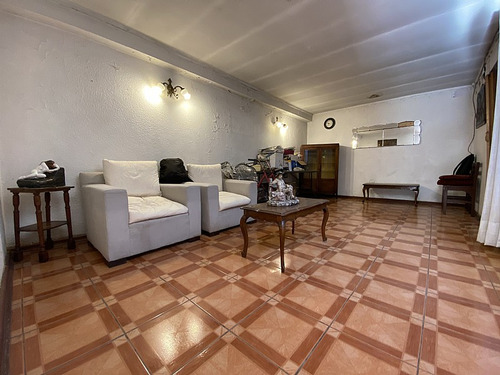 Casa Con Potencial Comercial A 1 Cuadra De Metro Ecuador
