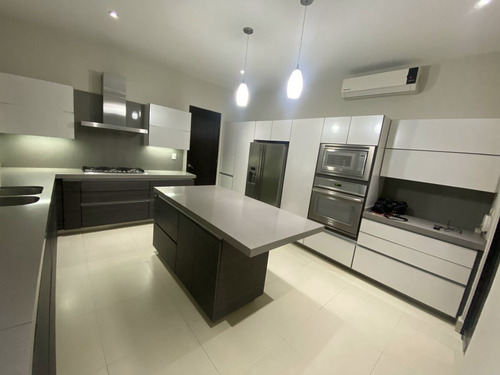Casa En Venta, Soria Residencial, El Uro