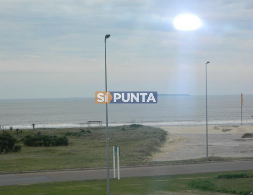Imagen 1 de 7 de Playa Brava...