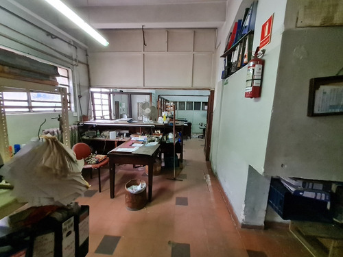 Vende Local Industrial O Deposito - Padrón Único De 1800 M2 - Brazo Oriental