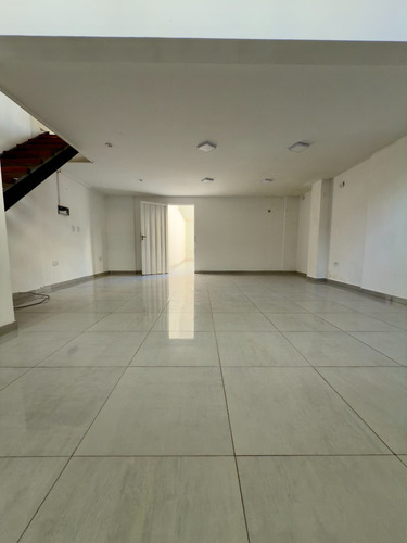 Local En Alquiler, Frente, Vidriado, Patio, Baño, 2 Plantas