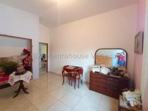 Julio Latouche 24-7529 Casa En Venta Trigal Sur Valencia, Amplia, Cómoda, Totalmente Re-modelada, Tanque Subterráneo