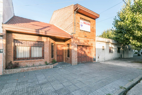 Chalet 2 Plantas Con Jardin Y Quincho