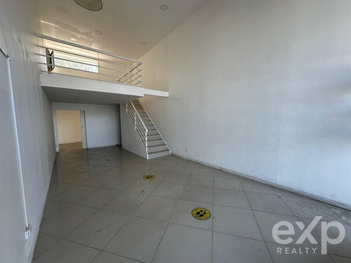 Arriendo Local Comercial Con Alto Trafico En Avda La Dehesa