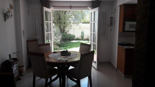Muy Lindo Chalet En Dos Plantas, 4 Dormitorios, Garaje, Jardin.