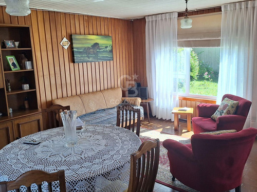 Casa Con Amplio Sitio A Pasos Del Centro.