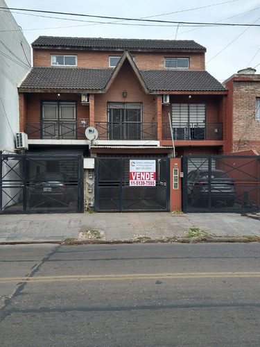 Triplex De 3 Plantas Con Cochera Techada, Ubicado En San Justo, Partido De La Matanza.