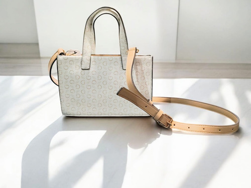Bolsa Guess Original Mini Sg948281 Blanca Marrón Casual Dama Blanco Grabado Oro Marrón Claro
