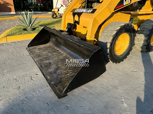 Minicargador Caterpillar/bobcat