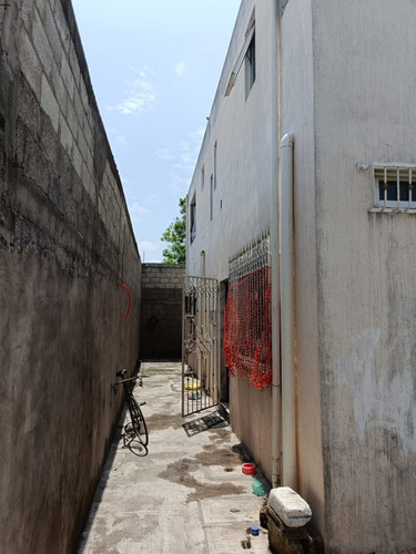 Sevende Casa $1,450,00 Tal Y Como Se Muestra En Las Fotos. En Calle Costa Azul Lotes 8 Y 9. Manzana A Entre Playa Xcaret Y Av. Xana. Col. Ampliación Las Bajadas. Veracruz. Ver.