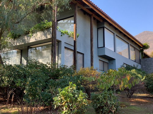 Excelente Parcela Con Amplia Casa, Gran Terreno Y Jardines