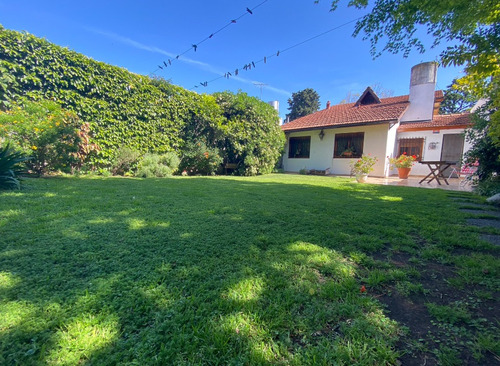Venta Casa Hurlingham Iglesia 4 Dorm Jardín Quincho Pileta