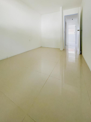 Venta Con Renta Apartamento De 2 Dormitorios Con Terraza En Tres Cruces