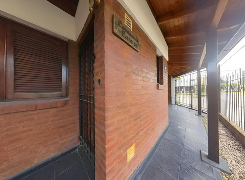 Casa En Venta Hurlingham 5 Amb Garage Jardín Impec