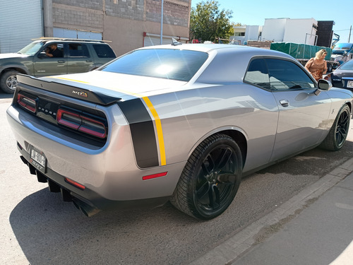 Dodge Challenger 6.4 scat pack srt