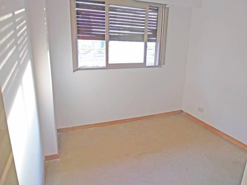 Imagen 8 de 9 de Departamento 2amb Al Frente Con Balcon A 1 Cuadra De La Estacion.