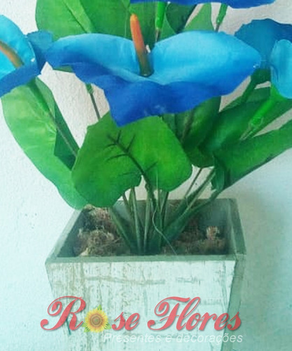 Arranjo Artificial De Flores Com Vaso De Madeira.
