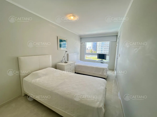 Venta Apartamento 2 Dormitorios. Playa Mansa, Punta Del Este.
