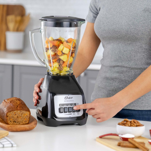 Licuadora Oster BLSTKAG-BPB 1.5 L negra con vaso de vidrio 127V